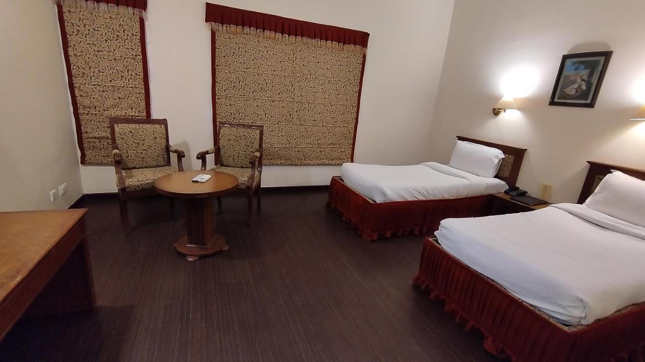 Hotel Sepal Батинда Екстериор снимка