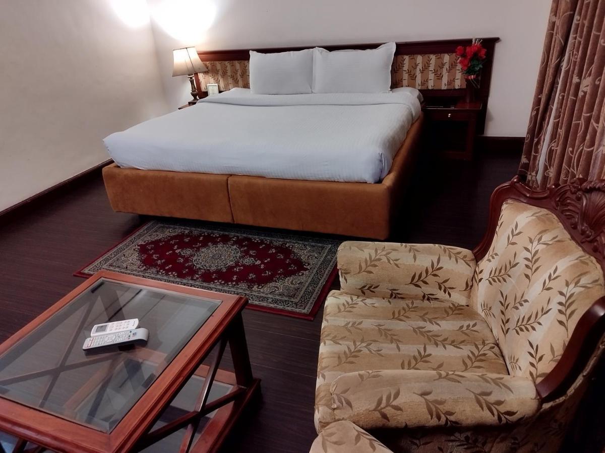 Hotel Sepal Батинда Екстериор снимка