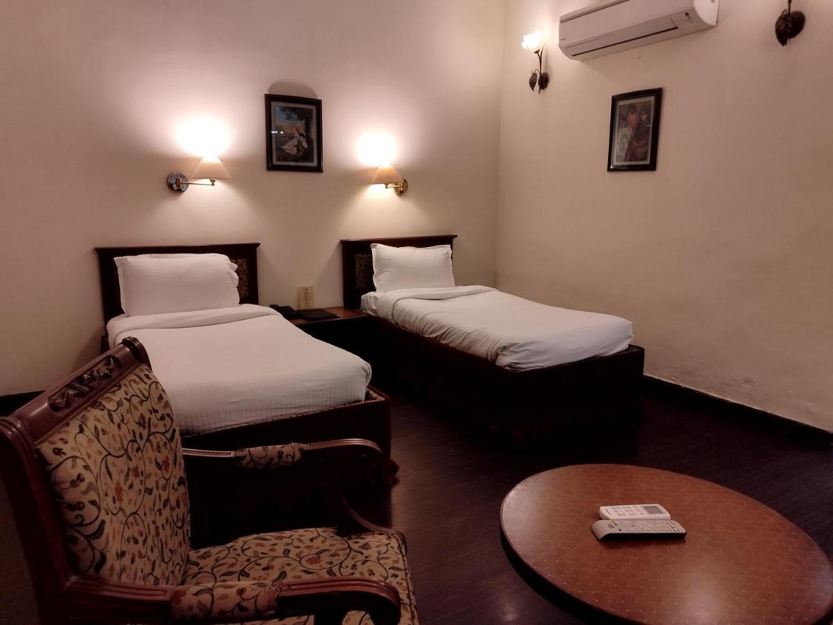 Hotel Sepal Батинда Екстериор снимка